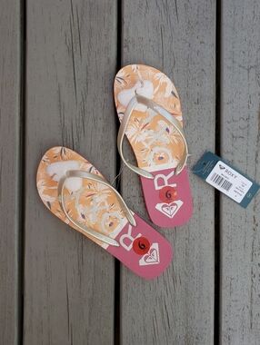 ROXY Melon III Floral flip-flops Size 6 - Nwt